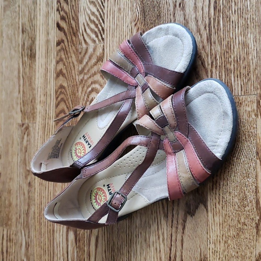 (8) Earth Spirit Geronimo 2000 Genuine Leather Upper Low Heel Sandals